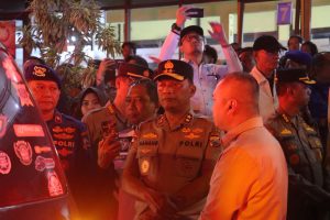 *Kapolda Jatim Dampingi Menhub, dan Kakorpolairud Tinjau Korban KMP Tunu Pratama Jaya di Ketapang Banyuwangi*