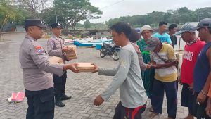 *Polresta Banyuwangi Gelar Jum’at Berkah, Bagikan Nasi Kotak untuk Nelayan*