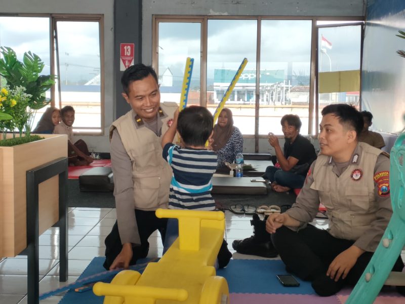 Peduli Psikologis, Polresta Banyuwangi Dampingi Keluarga Korban Kapal Tenggelam*