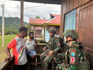 Satgas Yonif 642/Kps Pos Mesna Berikan Bantuan Kesehatan Gratis di Kampung Ijisini