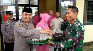 Koramil 0825/04 Genteng Beri Kejutan Tumpeng HUT Bhayangkara ke-79 di Polsek Genteng*