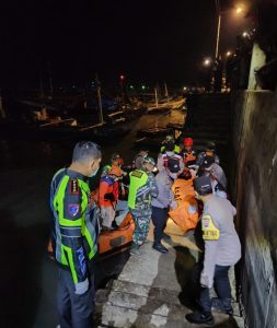 *Kapolresta Banyuwangi Terjun Langsung evakuasi Satu Korban Tanpa Identitas Tenggelam KMP Tunu Pratama Jaya*