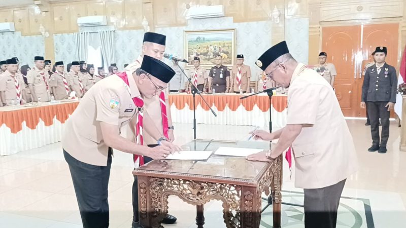 Bupati Sarolangun Hurmin dan wakil bupati Sarolangun Gerry Trisatwika hari ini Resmi dilantik sebagai kamabicab dan wakamabicab Gerakan Pramuka Sarolangun
