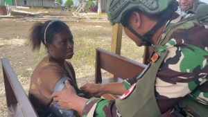 Satgas Kewilayahan Yonif 642/Kapuas Pos Tomage Gelar Pelayanan Kesehatan di Distrik Tomage*