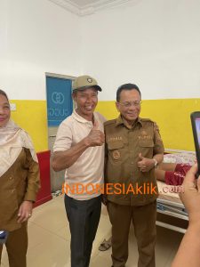 Peduli Masyarakat, Bupati Bistamam Jenguk Pasien Keracunan di RSUD Dr Pratomo Bagan Siapiapi