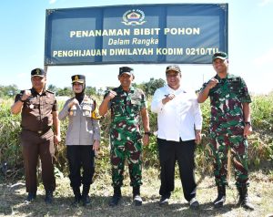 DUKUNG PROGRAM TNI MANUNGGAL MEMELIHARA DANAU TOBA, BUPATI SAMOSIR BERSAMA DANREM 023 KS DAN FORKOPIMDA KEMBALI BERSIHKAN ECENG GONDOK