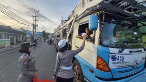 Polresta Banyuwangi Peduli; Bagikan Mamiri Kepada Pengguna Jalan yang terjebak Kepadatan di Pelabuhan Ketapang*