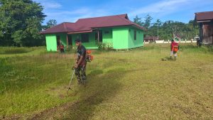 Jaga Kebersamaan, Satgas Yonif 642/Kps Laksanakan Kegiatan Gotong Royong Bersama Warga