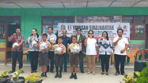 Yayasan Siraja Batak Salurkan Bantuan Alat Olahraga ke Sekolah di Samosir