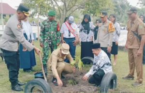 Sosialisasi Program _Green Policing_ dengan Wabup Rohil, Kapolres AKBP Isa Imam Syahroni Jadi Irup Apel Pagi Senin di SMPN 6 Tanah Putih
