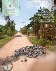 Peduli Masyarakat,PTPN IV Aja Sumbangkan Material Perbaikan Jalan Desa