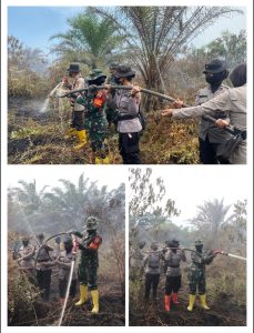 *Srikandi Danramil dan Polwan Polres Rohil ikut Memadamkan Api di Rohil*