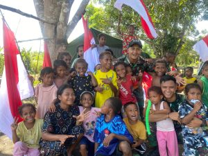 Semangat Merah Putih di Perbatasan, TNI dan Warga Amyu Kibarkan Bendera Sambut HUT RI ke-80*