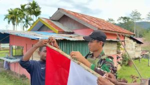 Menyambut HUT RI Ke-80, Satgas Yonif 642/Kps Bagikan Bendera Merah Putih di Kampung Yermatum