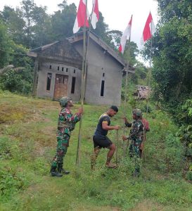 Pemberian dan Pemasangan Bendera Bersama Masyarakat dalam Rangka HUT Kemerdekaan RI ke-80