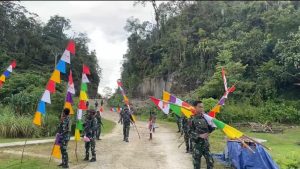 Satgas Pamtas RI-PNG Yonif 763/SBA Pos Kokas Gelar Pemasangan Umbul-umbul dan Pengibaran Bendera Merah Putih Sambut HUT RI Ke-80
