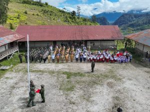 Merah Putih Gagah Berkibar di Sinak: 300 Warga, TNI-Polri, dan Pemerintah Daerah Satu Barisan Rayakan HUT ke-80 RI