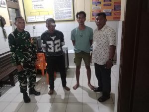 Diteriaki “maling! maling!”Pelaku Curanmor Babak Belur Usai di Ringkus TNI dan Perangkat Desa