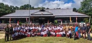 Satgas Yonif 763/SBA Pos Suswa Laksanakan Upacara Pengibaran Bendera Merah Putih Bersama Masyarakat Binaan.