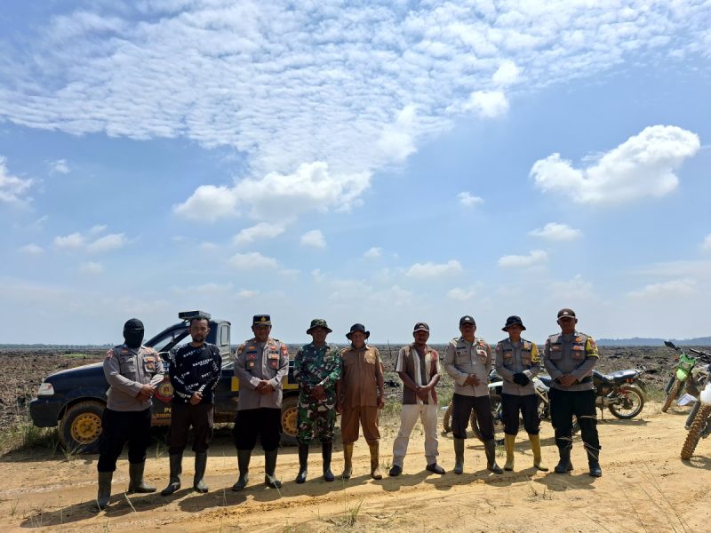 Polsek Simpang Kanan, Polres Rokan hilir lakukan pengecekan dan Pasang Plank Himbauan kepada masyarakat dan pencegahan akan terjadinya tindak Pembakaran di lahan warga