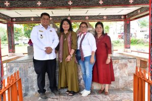 BAKSOS KELUARGA BESAR SABAM SIRAIT-SONDANG SIDABUTAR DAN SOCIAL GRACIA COMMUNITY, BUPATI SAMOSIR TERIMA BANTUAN MOBIL AMBULANCE