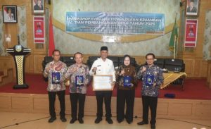 Bupati Sarolangun H. Hurmin Menerima Penghargaan dari Kanwil Ditjen Perbendaharaan provinsi Jambi 