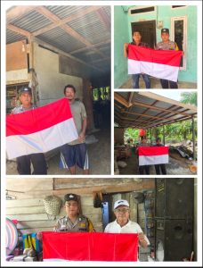 Dalam rangka menyambut HUT RI Ke 80, Kapolsek Rantau Kopar Bagi bagi Bendera merah putih kepada warga