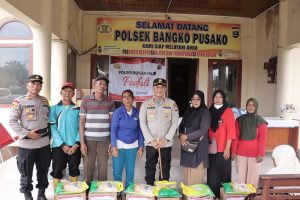Kapolres Rokan Hilir Berikan Sembako ke Kaum Duafa Kecamatan Bangko Pusako untuk Mempererat Silaturahmi