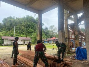 Satgas Pamtas RI-PNG Yonif 763/SBA Pos Kokas Bantu Masyarakat Bangun Gereja