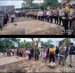 Tuntut Janji Kades, Ratusan Masyarakat Gelar Aksi didepan Kantor Desa Pasir Utama