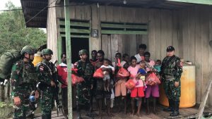 Satgas Yonif 123/Rajawali Bantu Masyarakat Terdampak Banjir di Asmat