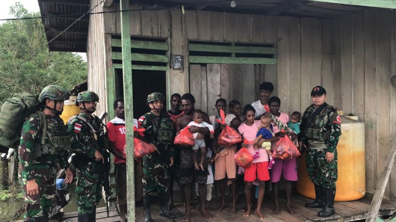 Satgas Yonif 123/Rajawali Bantu Masyarakat Terdampak Banjir di Asmat